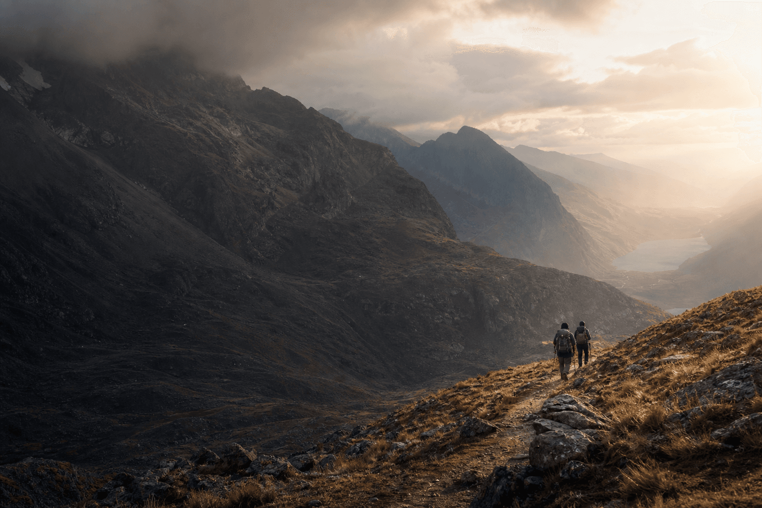 Viajantes percorrem uma trilha nos Andes ao nascer do sol